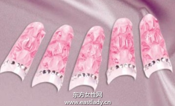 粉色琉璃甲搭配水鉆可愛中多了女人味