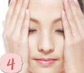 使用粉狀粉底與粉刷打造啞光清透底妝