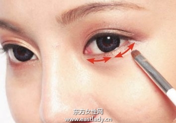 眼線液勾勒光澤質(zhì)感深邃眼妝