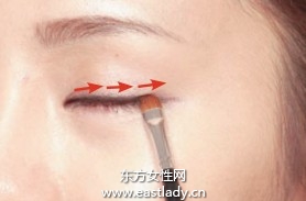 眼線筆描畫使眼部輪廓收放自如