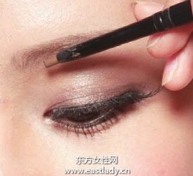 使用眉粉細(xì)眉畫出粗眉樣