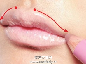 圓潤唇型搭配粉嫩唇色提升甜蜜氣息