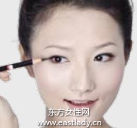 描畫眼線打造自然清澈感覺