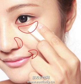 粉刷涂抹粉底打造柔和裸妝效果