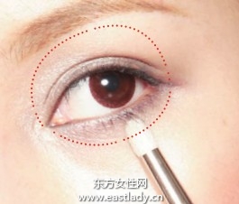 涂眼影后眼瞼總是顯得有些厚重