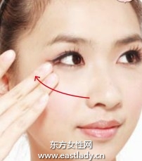 立體熟練底妝 實現(xiàn)小臉形