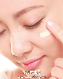 使用飾底乳改善膚色暗啞