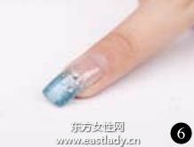 柔和藍(lán)色色調(diào)美甲營造出輕松休閑之感