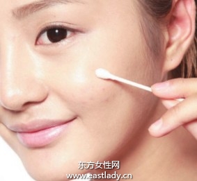 使用遮瑕品遮蓋紅色、不平整的痘痕