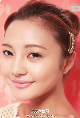 粉刷涂抹粉底打造柔和裸妝效果