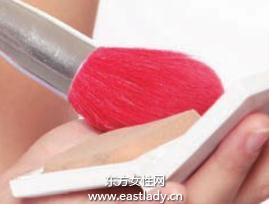 固體粉底打造清爽持久妝