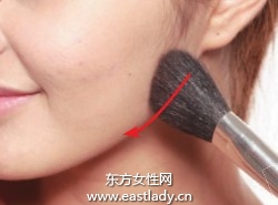 腮紅修飾顴骨打造立體感妝效