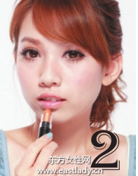 潤(rùn)唇膏搭配口紅滋潤(rùn)全唇