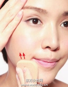 粉底液塑造質(zhì)感輕薄無暇底妝