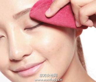 固體粉底打造清爽持久妝