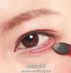 膏狀眼影與粉狀眼影打造持久立體感