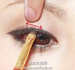 埋入式眼線畫法畫出柔媚印象大眼妝