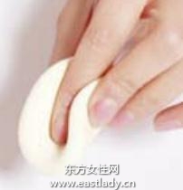 通過(guò)粉餅輕松遮瑕提升肌膚質(zhì)感