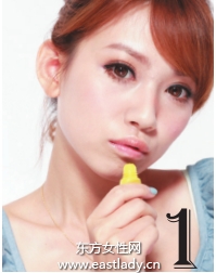 潤唇膏搭配口紅滋潤全唇