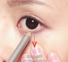 眼線基礎(chǔ)描畫手法 勾勒精致輪廓