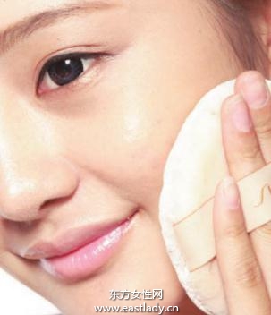 粉狀粉底打造薄霧般的持久底妝