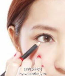 延長(zhǎng)眼形的眼線畫法