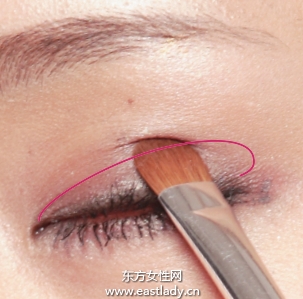 眼妝的畫(huà)法之畫(huà)出茶色眼妝