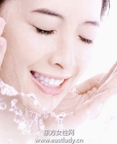 妝后補(bǔ)水保濕避免肌膚出油