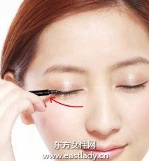 延長(zhǎng)眼形的眼線畫法