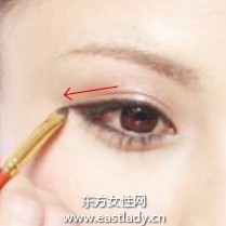 埋入式眼線畫法畫出柔媚印象大眼妝