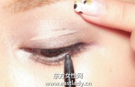 沿睫毛根部描畫眼線時 很擔心筆尖