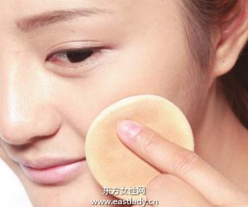 涂抹遮瑕膏修正臉頰處色斑、粉刺