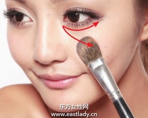 腮紅修飾顴骨打造立體感妝效