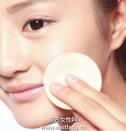 使用遮瑕膏遮蓋發(fā)炎、紅腫痘痘