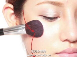 腮紅搭配蜜粉使妝效更通透自然