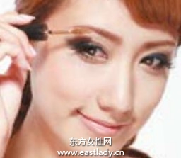 典雅裸妝顯現(xiàn)端莊與雍容華貴