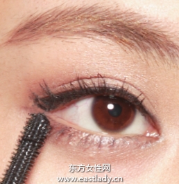 用下睫毛強(qiáng)調(diào)眼部的縱幅