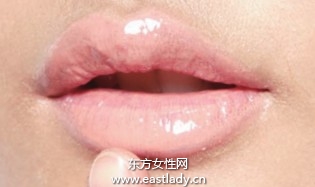 自然粉嫩唇妝更好襯托眼妝