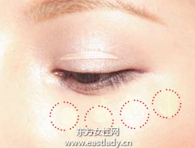 提亮臉頰倒三角區(qū)提升妝容透明度