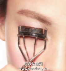 用睫毛夾提升睫毛卷翹度