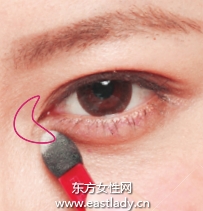 膏狀眼影與粉狀眼影打造持久立體感