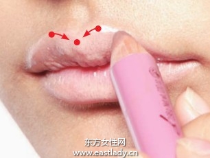 圓潤唇型搭配粉嫩唇色提升甜蜜氣息