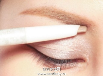 用眉筆塑造粗度與色調適中雙眉