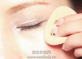 眼線暈染到眼周變得模糊