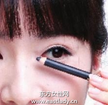 勾勒眼部線條打造嫵媚眼神