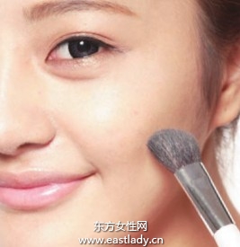 粉刷涂抹粉底打造柔和裸妝效果