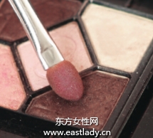 深淺雙色眼影強調(diào)自然漸變效果