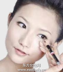 標(biāo)準(zhǔn)7步眼線速成畫法