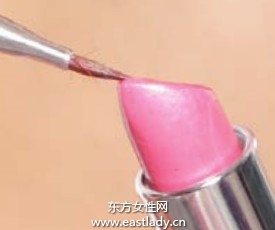 用唇刷描繪飽滿雙唇