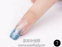 柔和藍(lán)色色調(diào)美甲營造出輕松休閑之感